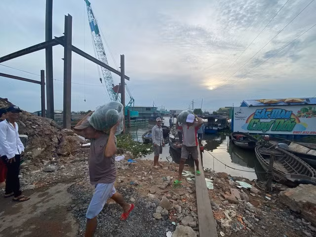 Đội bốc vác ở bến sông chợ nổi Cái Răng. Ảnh: LÊ VÂN