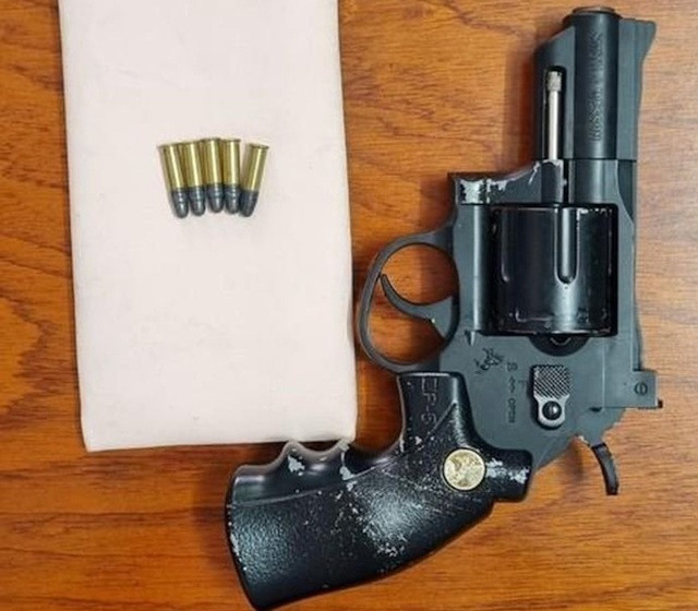 Công an thu giữ tại nhà nghi can 1 khẩu súng và 5 viên đạn.