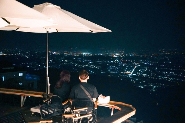 View đêm lung linh ngắm trọn thành phố tại Trạm Hoàng Hôn. View đêm lung linh ngắm trọn thành phố tại Trạm Hoàng Hôn.