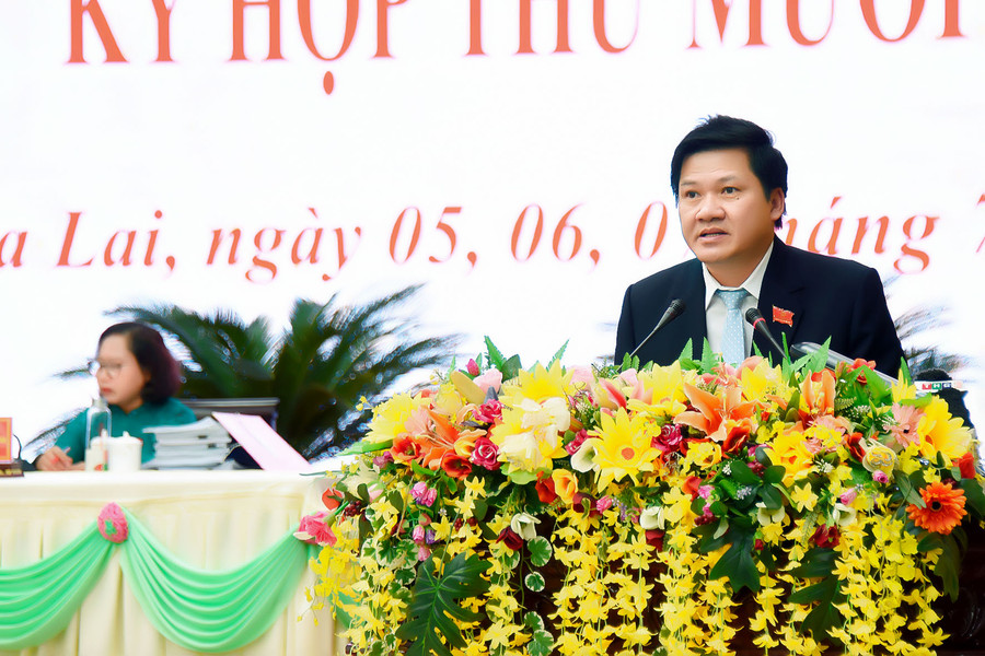 Ủy viên Ban Thường vụ Tỉnh ủy, Phó Chủ tịch Thường trực HĐND tỉnh Trương Văn Đạt phát biểu tại kỳ họp. Ảnh: Đức Thụy