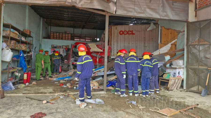 Lực lượng chức năng nhanh chóng có mặt tại hiện trường cứu hộ những người gặp nạn trong vụ tai nạn Lực lượng chức năng nhanh chóng có mặt tại hiện trường cứu hộ những người gặp nạn trong vụ tai nạn