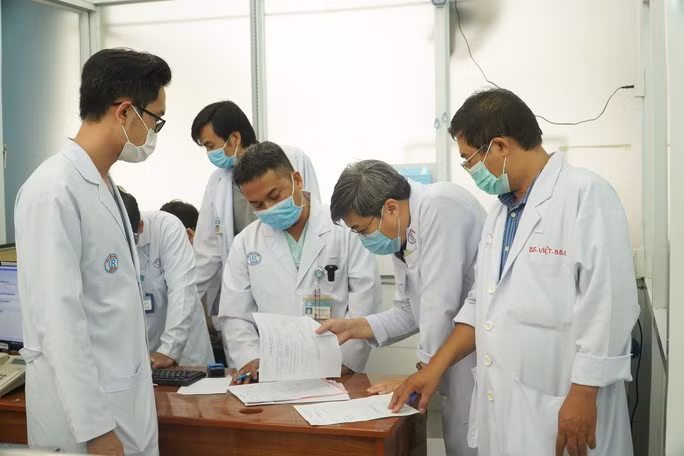 Các bác sĩ hội chẩn khẩn cấp từ xa cứu nạn nhân trước khi chuyển lên Bệnh viện Chợ Rẫy