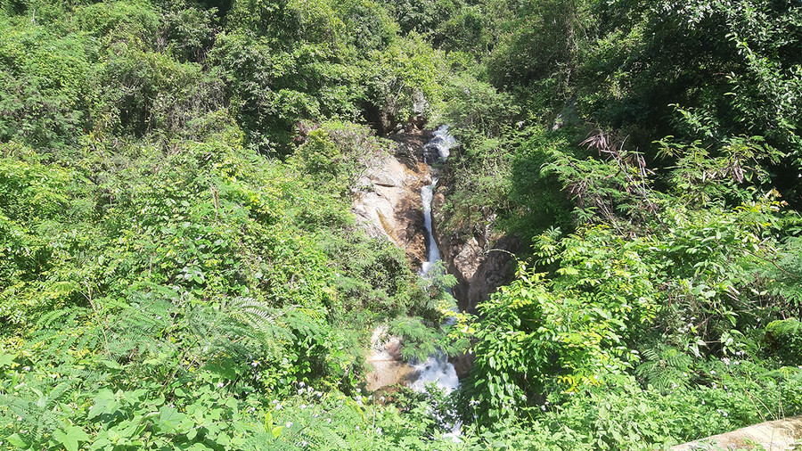 Xuyên qua đường 19, cống Hang Dơi bắt nguồn từ một ngọn thác nhỏ. Ảnh: Nguyễn Quang Tuệ Xuyên qua đường 19, cống Hang Dơi bắt nguồn từ một ngọn thác nhỏ. Ảnh: Nguyễn Quang Tuệ