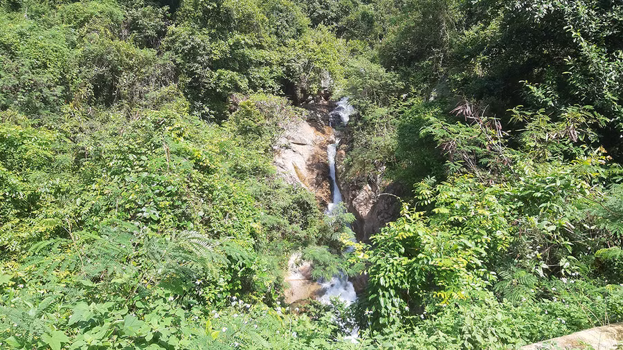 Xuyên qua đường 19, cống Hang Dơi bắt nguồn từ một ngọn thác nhỏ. Ảnh: Nguyễn Quang Tuệ Xuyên qua đường 19, cống Hang Dơi bắt nguồn từ một ngọn thác nhỏ. Ảnh: Nguyễn Quang Tuệ