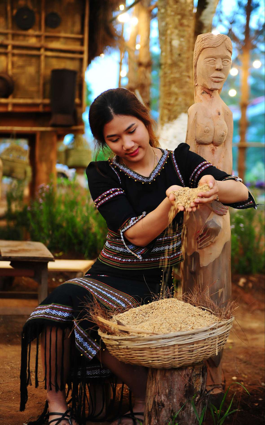 Duyên dáng thiếu nữ người Mơ Nâm.