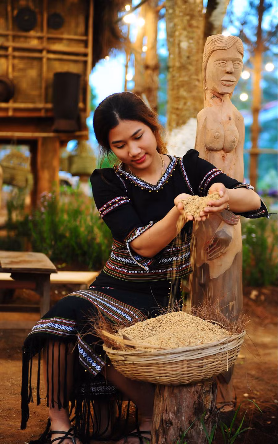 Duyên dáng thiếu nữ người Mơ Nâm.