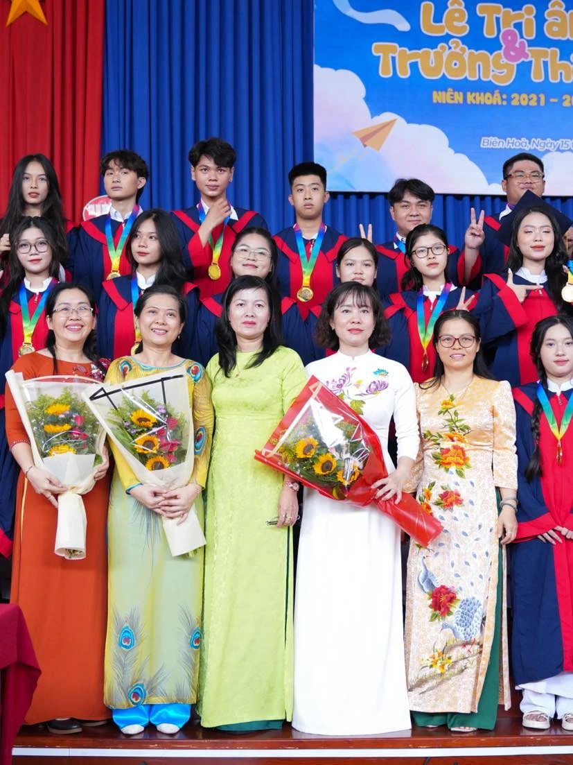 Cô Trang (ngoài cùng bên trái) chụp hình kỷ niệm với đồng nghiệp. Ảnh: NVCC Cô Trang (ngoài cùng bên trái) chụp hình kỷ niệm với đồng nghiệp. Ảnh: NVCC