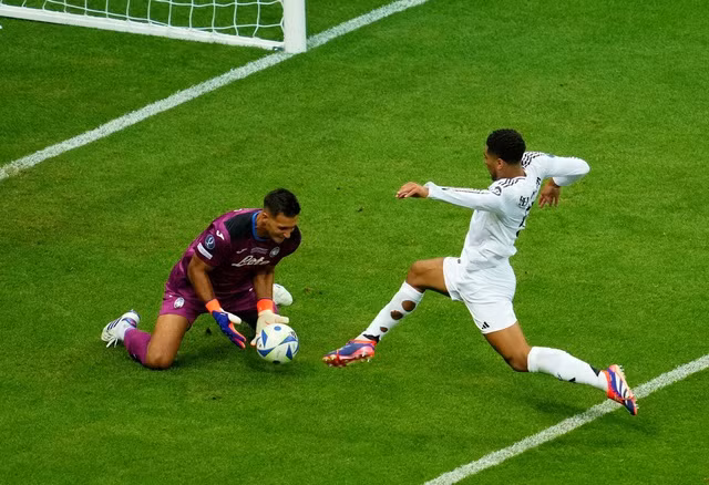 Jude Bellingham đối mặt bất thành với thủ môn Juan Musso.