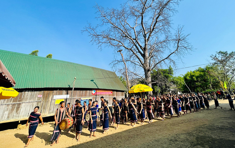 Bao thế hệ người Bahnar ở làng Châu (xã Chư Krêy, huyện Kông Chro) vẫn ngày ngày gắn bó với cồng chiêng. Ảnh: M.K Bao thế hệ người Bahnar ở làng Châu (xã Chư Krêy, huyện Kông Chro) vẫn ngày ngày gắn bó với cồng chiêng. Ảnh: M.K