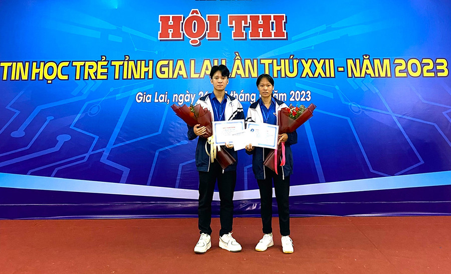 Nguyễn Đức Danh nhận giải thưởng tại Hội thi Tin học trẻ tỉnh Gia Lai năm 2023. Ảnh: H.Đ.T Nguyễn Đức Danh nhận giải thưởng tại Hội thi Tin học trẻ tỉnh Gia Lai năm 2023. Ảnh: H.Đ.T