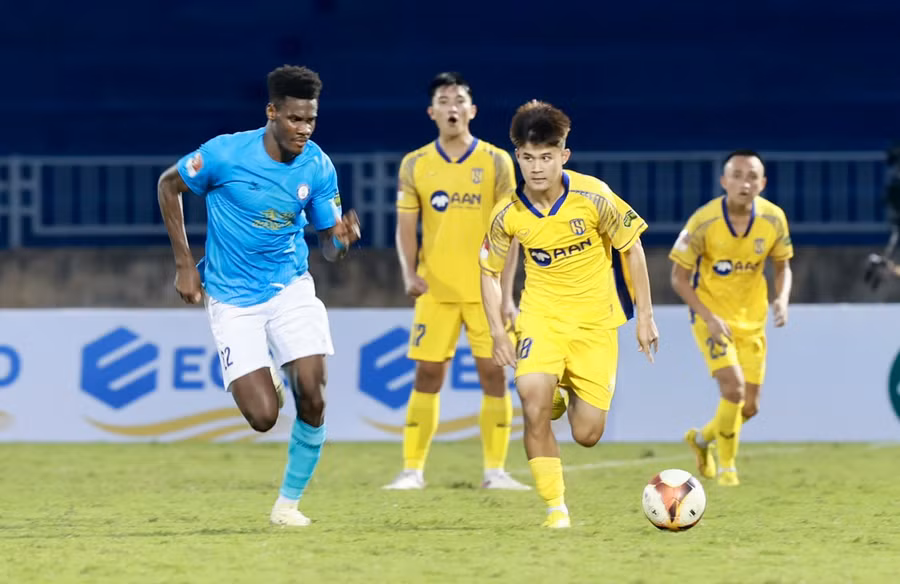 Lê Đình Long Vũ (phải) sinh năm 2006, đã ra sân 8 trận ở V-League 2023 - 2024 tính đến lúc này. Ảnh: MINH TÚ