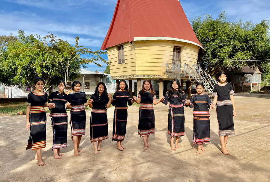 Chị Ksor Hà (thứ 4 từ phải sang) dạy múa xoang cho thanh-thiếu niên trong làng. Ảnh: N.H Chị Ksor Hà (thứ 4 từ phải sang) dạy múa xoang cho thanh-thiếu niên trong làng. Ảnh: N.H