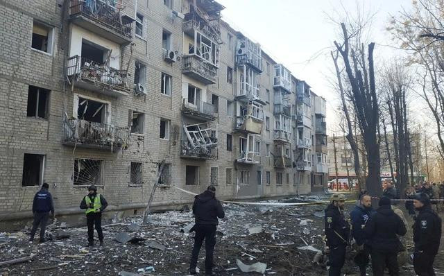 Một tòa nhà bị phá hủy trong vụ tấn công tại Kharkiv ngày 27.3. ẢNH: REUTERS