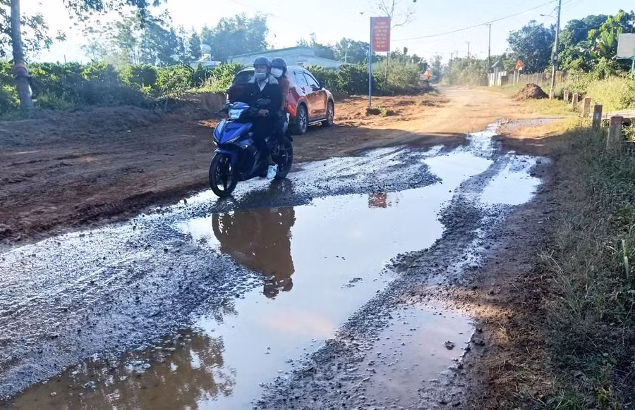 Tuyến đường vào xã Ya Ly hư hỏng, gây khó khăn trong đi lại của người dân. Ảnh: H.N