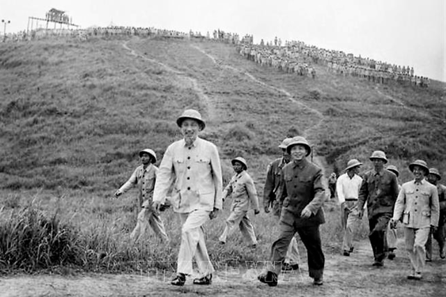 Chủ tịch Hồ Chí Minh và Đại tướng Võ Nguyên Giáp thăm Sư đoàn 338 diễn tập thực binh, năm 1957. Ảnh: Tư Liệu Chủ tịch Hồ Chí Minh và Đại tướng Võ Nguyên Giáp thăm Sư đoàn 338 diễn tập thực binh, năm 1957. Ảnh: Tư Liệu