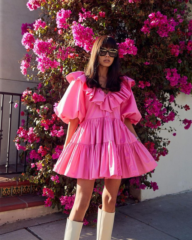 Ưu điểm lớn nhất của những mẫu váy bánh bèo là chúng sẽ ngay lập tức khiến cho hình ảnh của nàng trở nên ngọt ngào và lãng mạn hơn. Ngoài ra độ bồng bềnh đặc trưng vốn có của váy bánh bèo cũng khiến chị em che khuyết điểm hiệu quả Ưu điểm lớn nhất của những mẫu váy bánh bèo là chúng sẽ ngay lập tức khiến cho hình ảnh của nàng trở nên ngọt ngào và lãng mạn hơn. Ngoài ra độ bồng bềnh đặc trưng vốn có của váy bánh bèo cũng khiến chị em che khuyết điểm hiệu quả