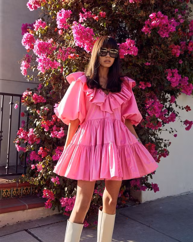 Ưu điểm lớn nhất của những mẫu váy bánh bèo là chúng sẽ ngay lập tức khiến cho hình ảnh của nàng trở nên ngọt ngào và lãng mạn hơn. Ngoài ra độ bồng bềnh đặc trưng vốn có của váy bánh bèo cũng khiến chị em che khuyết điểm hiệu quả