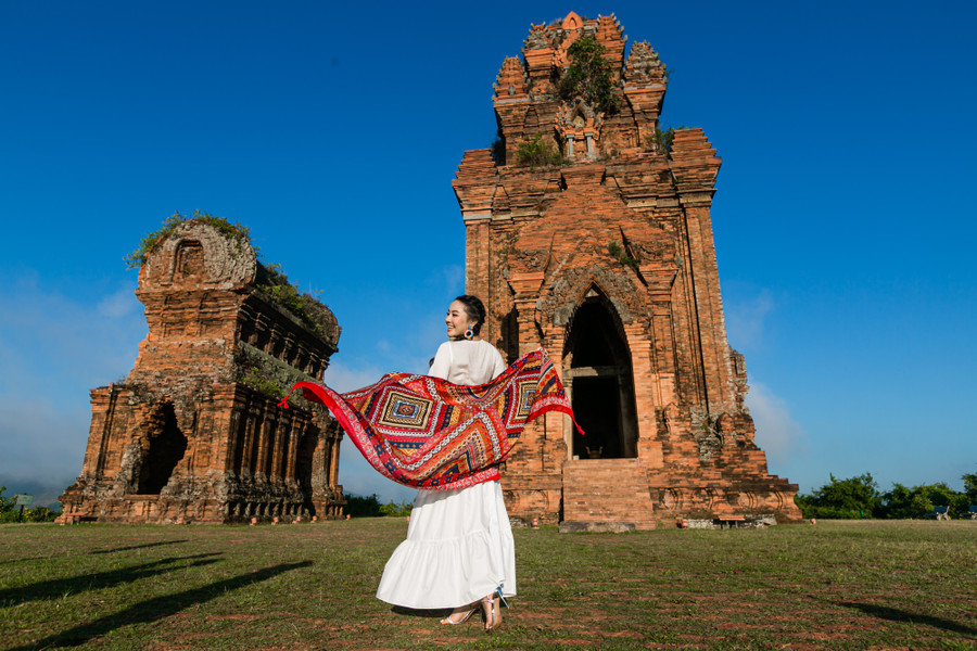 Nhiều di tích đền tháp, các công trình điêu khắc đá và các hiện vật của người Chăm xưa đều có hình biểu tượng giống linga, yoni thể hiện mong ước sinh sôi nảy nở, hòa hợp âm dương. Ảnh: Nhật Thịnh