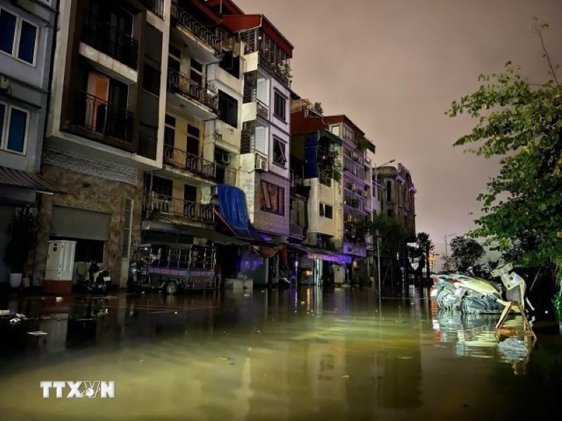 Phố Chương Dương Độ, phường Chương Dương, quận Hoàn Kiếm cắt điện từ tối 10/9. (Ảnh chụp 23h ngày 10/9). (Ảnh: Mạnh Hùng/TTXVN) Phố Chương Dương Độ, phường Chương Dương, quận Hoàn Kiếm cắt điện từ tối 10/9. (Ảnh chụp 23h ngày 10/9). (Ảnh: Mạnh Hùng/TTXVN)