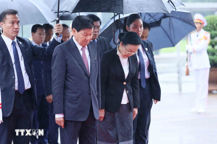 Tổng Bí thư, Chủ tịch nước Lào Thongloun Sisoulith cùng Phu nhân đặt vòng hoa và vào lăng viếng Chủ tịch Hồ Chí Minh. (Ảnh: An Đăng/TTXVN) Tổng Bí thư, Chủ tịch nước Lào Thongloun Sisoulith cùng Phu nhân đặt vòng hoa và vào lăng viếng Chủ tịch Hồ Chí Minh. (Ảnh: An Đăng/TTXVN)