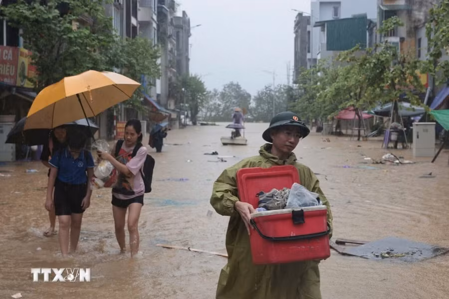 Lực lượng quân đội giúp người dân tại đường Chương Dương Độ, quận Hoàn Kiếm. (Ảnh: Trần Việt/TTXVN)
