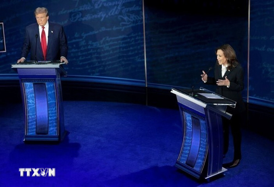 Phó Tổng thống Mỹ Kamala Harris (phải) và ứng cử viên đảng Cộng hòa, cựu Tổng thống Donald Trump trong cuộc tranh luận trực tiếp đầu tiên tại Philadelphia, Pennsylvania. (Ảnh: IRNA/TTXVN) Phó Tổng thống Mỹ Kamala Harris (phải) và ứng cử viên đảng Cộng hòa, cựu Tổng thống Donald Trump trong cuộc tranh luận trực tiếp đầu tiên tại Philadelphia, Pennsylvania. (Ảnh: IRNA/TTXVN)