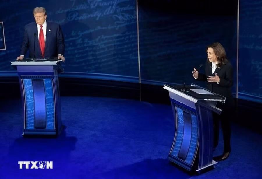 Phó Tổng thống Mỹ Kamala Harris (phải) và ứng cử viên đảng Cộng hòa, cựu Tổng thống Donald Trump trong cuộc tranh luận trực tiếp đầu tiên tại Philadelphia, Pennsylvania. (Ảnh: IRNA/TTXVN)