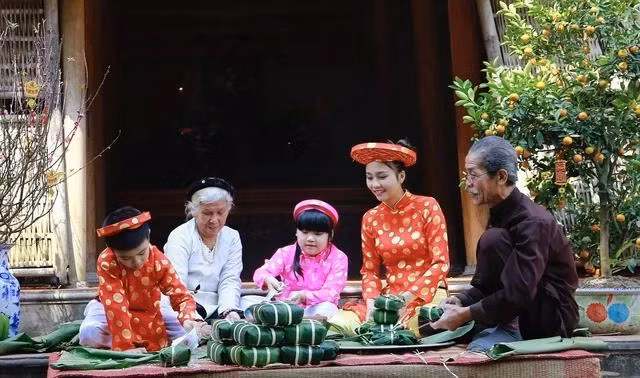 Duy trì nhiều phong tục tập quán tốt đẹp giúp trẻ cảm nhận được giá trị tinh thần Tết Nguyên đán. Ảnh: ĐÀO NGỌC THẠCH