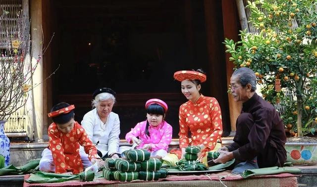 Duy trì nhiều phong tục tập quán tốt đẹp giúp trẻ cảm nhận được giá trị tinh thần Tết Nguyên đán. Ảnh: ĐÀO NGỌC THẠCH Duy trì nhiều phong tục tập quán tốt đẹp giúp trẻ cảm nhận được giá trị tinh thần Tết Nguyên đán. Ảnh: ĐÀO NGỌC THẠCH