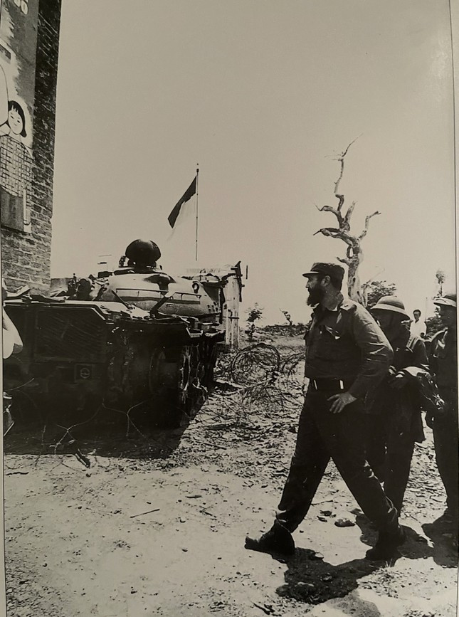 Chủ tịch Fidel Castro đến thị xã Đông Hà 15/9/1973. Ảnh: Sỹ Sô Chủ tịch Fidel Castro đến thị xã Đông Hà 15/9/1973. Ảnh: Sỹ Sô
