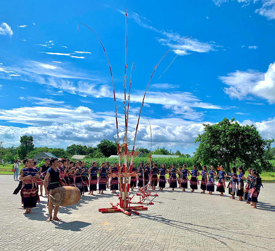 Đội cồng chiêng làng Stơr biểu diễn trong một lễ hội. Ảnh: V.T.T