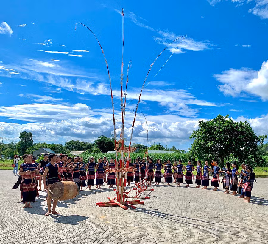 Đội cồng chiêng làng Stơr biểu diễn trong một lễ hội. Ảnh: V.T.T