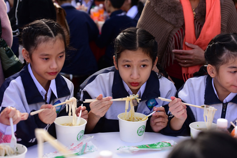 Các em học sinh Trường Khiếm thính tỉnh Lâm Đồng đến nhận học bổng và thưởng thức phở: Ảnh: DUYÊN PHAN Các em học sinh Trường Khiếm thính tỉnh Lâm Đồng đến nhận học bổng và thưởng thức phở: Ảnh: DUYÊN PHAN