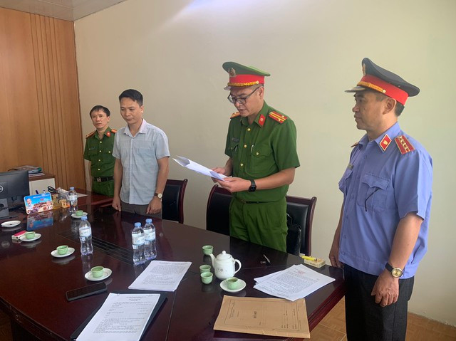 Cơ quan Cảnh sát điều tra Công an tỉnh Thanh Hóa thi hành Lệnh khám xét nơi làm việc đối với bị can Phạm Văn Hồng. Ảnh: VKSND tỉnh Thanh Hóa Cơ quan Cảnh sát điều tra Công an tỉnh Thanh Hóa thi hành Lệnh khám xét nơi làm việc đối với bị can Phạm Văn Hồng. Ảnh: VKSND tỉnh Thanh Hóa