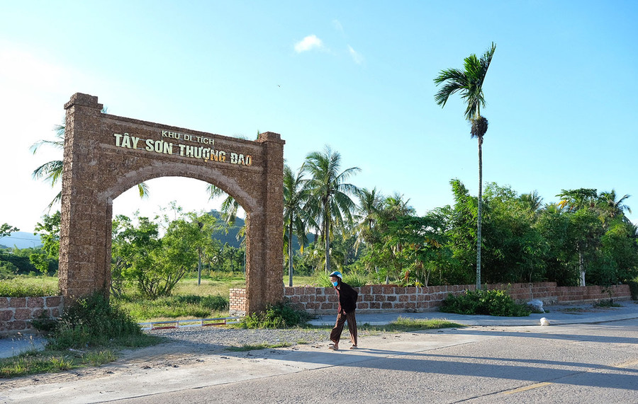 Một trong những cổng vào di tích quốc gia đặc biệt Tây Sơn Thượng đạo. Ảnh: Hoàng Ngọc Một trong những cổng vào di tích quốc gia đặc biệt Tây Sơn Thượng đạo. Ảnh: Hoàng Ngọc