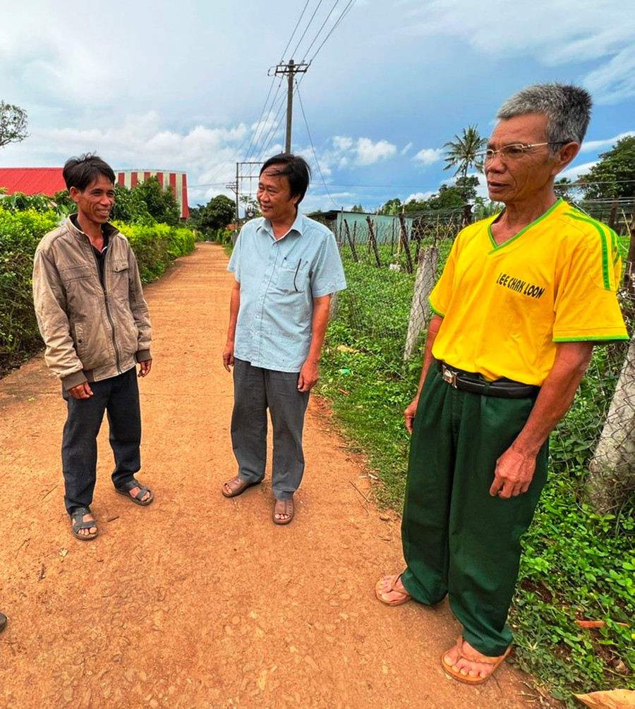 Ông Rơ Châm Aly (bìa trái)-Trưởng ban Công tác Mặt trận làng Bàng trao đổi với cán bộ xã và người dân về xóa bỏ hủ tục lạc hậu. Ảnh: Đinh Yến Ông Rơ Châm Aly (bìa trái)-Trưởng ban Công tác Mặt trận làng Bàng trao đổi với cán bộ xã và người dân về xóa bỏ hủ tục lạc hậu. Ảnh: Đinh Yến