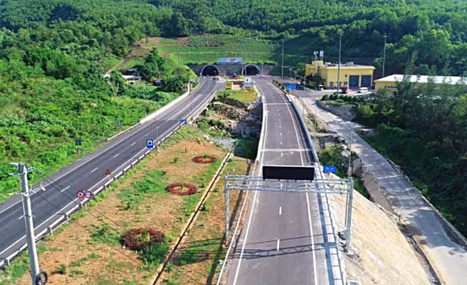 Hầm Hải Vân xuyên qua núi, thay thế cho đường đèo Hải Vân vốn có nhiều đoạn nguy hiểm. Với chiều dài 6,28km, đây là hầm đường bộ dài nhất Đông Nam Á. Ảnh: ST