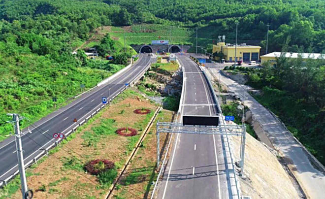 Hầm Hải Vân xuyên qua núi, thay thế cho đường đèo Hải Vân vốn có nhiều đoạn nguy hiểm. Với chiều dài 6,28km, đây là hầm đường bộ dài nhất Đông Nam Á. Ảnh: ST