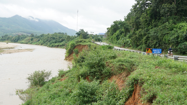 Cần hơn 9 tỉ đồng để khắc phục sạt lở trên quốc lộ 14 - Ảnh 1. Cần hơn 9 tỉ đồng để sửa chữa điểm sạt lở mái ta luy âm trên QL14. Ảnh: ĐỨC NHẬT