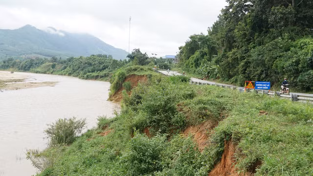 Cần hơn 9 tỉ đồng để sửa chữa điểm sạt lở mái ta luy âm trên QL14. Ảnh: ĐỨC NHẬT