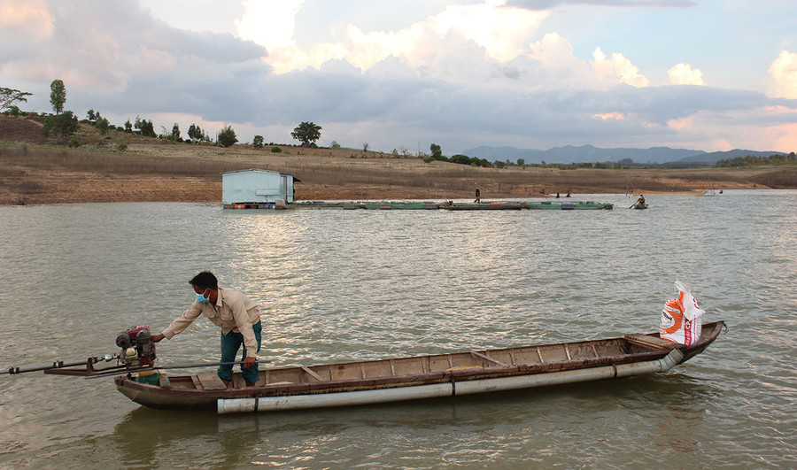 Người dân xã Ia Phí (huyện Chư Păh) nuôi cá lồng trong lòng hồ thủy điện Ia Ly. Ảnh: Nguyễn Diệp Người dân xã Ia Phí (huyện Chư Păh) nuôi cá lồng trong lòng hồ thủy điện Ia Ly. Ảnh: Nguyễn Diệp