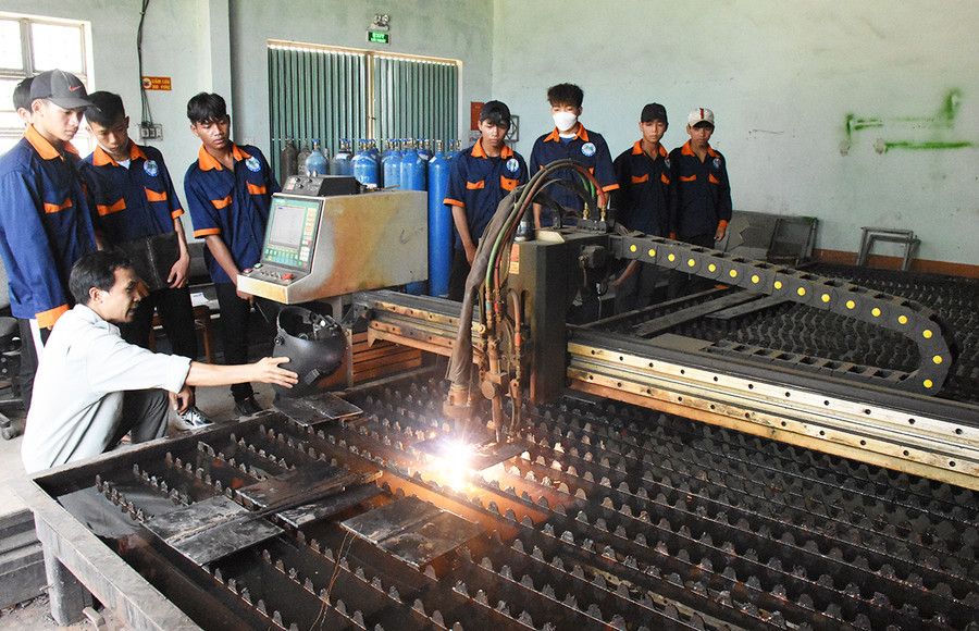 Sinh viên Trường Cao đẳng Gia Lai thực hành nghề cắt gọt kim loại. Ảnh: H.T Sinh viên Trường Cao đẳng Gia Lai thực hành nghề cắt gọt kim loại. Ảnh: H.T