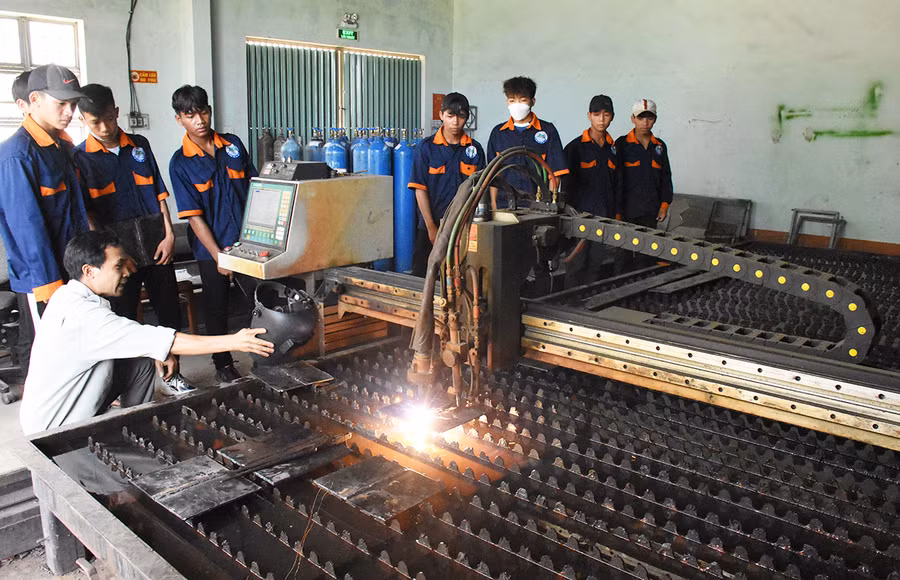 Sinh viên Trường Cao đẳng Gia Lai thực hành nghề cắt gọt kim loại. Ảnh: H.T