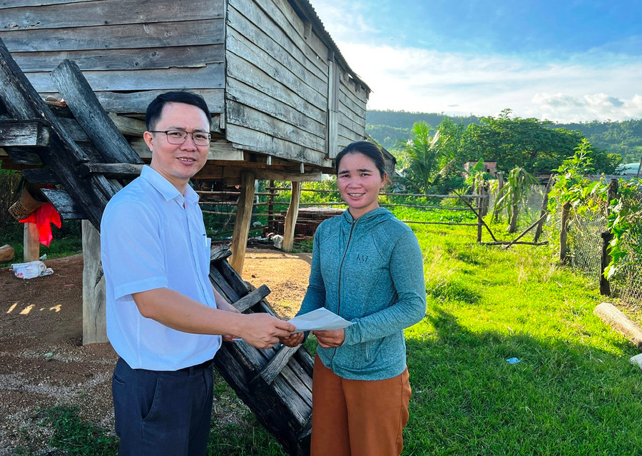 Cán bộ Phòng Giao dịch Ngân hàng Chính sách Xã hội huyện Phú Thiện hướng dẫn chị Ksor H'Hy (thôn Ia Chă Wău, xã Chư A Thai) ký giấy nhận tiền chồng làm việc ở Đài Loan gửi về. Ảnh: Đ.Y Cán bộ Phòng Giao dịch Ngân hàng Chính sách Xã hội huyện Phú Thiện hướng dẫn chị Ksor H'Hy (thôn Ia Chă Wău, xã Chư A Thai) ký giấy nhận tiền chồng làm việc ở Đài Loan gửi về. Ảnh: Đ.Y