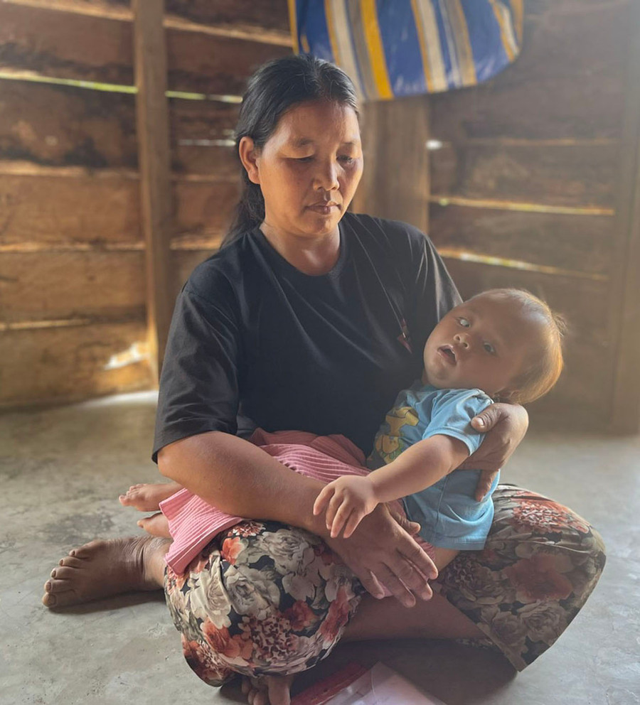 Chị Ksor H&apos;Phian và con gái Ksor H&apos;Ươn. Ảnh: A.H