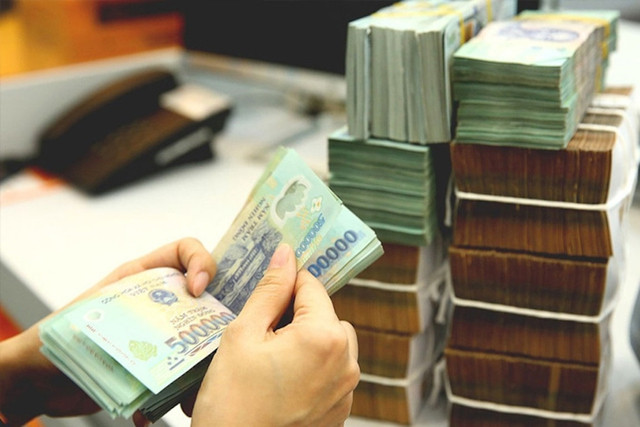 Tiếp tục thực hiện quyết liệt các giải pháp tăng cường khả năng tiếp cận vốn tín dụng, tháo gỡ khó khăn cho hoạt động sản xuất kinh doanh. Ảnh T.L