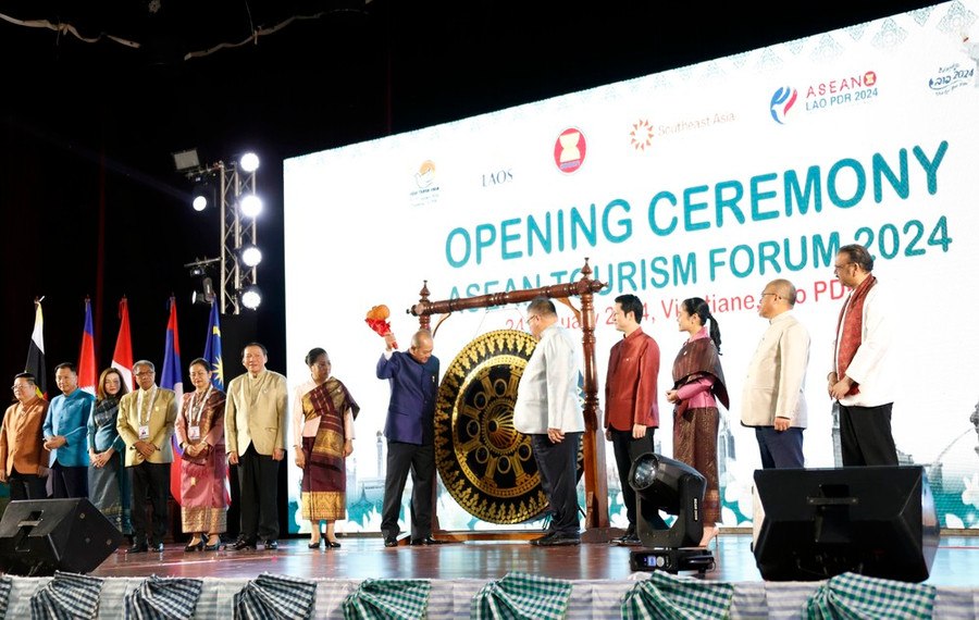 Phó Thủ tướng Lào Kikeo Khaykhamphithoune đánh chiêng khai mạc Diễn đàn Du lịch ASEAN 2024. (Ảnh: Phạm Kiên/TTXVN)