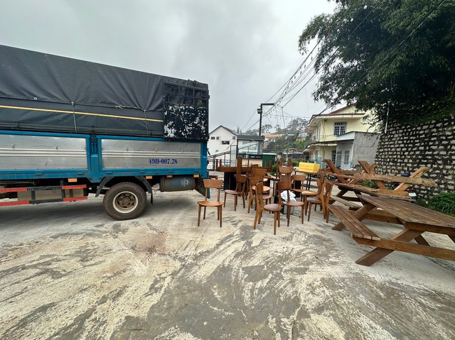Đà Lạt: Cưỡng chế tháo dỡ cụm công trình nhà hàng, nhà nghỉ vi phạm xây dựng - Ảnh 6. Chủ đầu tư tự nguyện di dời tài sản để tháo dỡ các công trình vi phạm trật tự xây dựng. Ảnh: LV