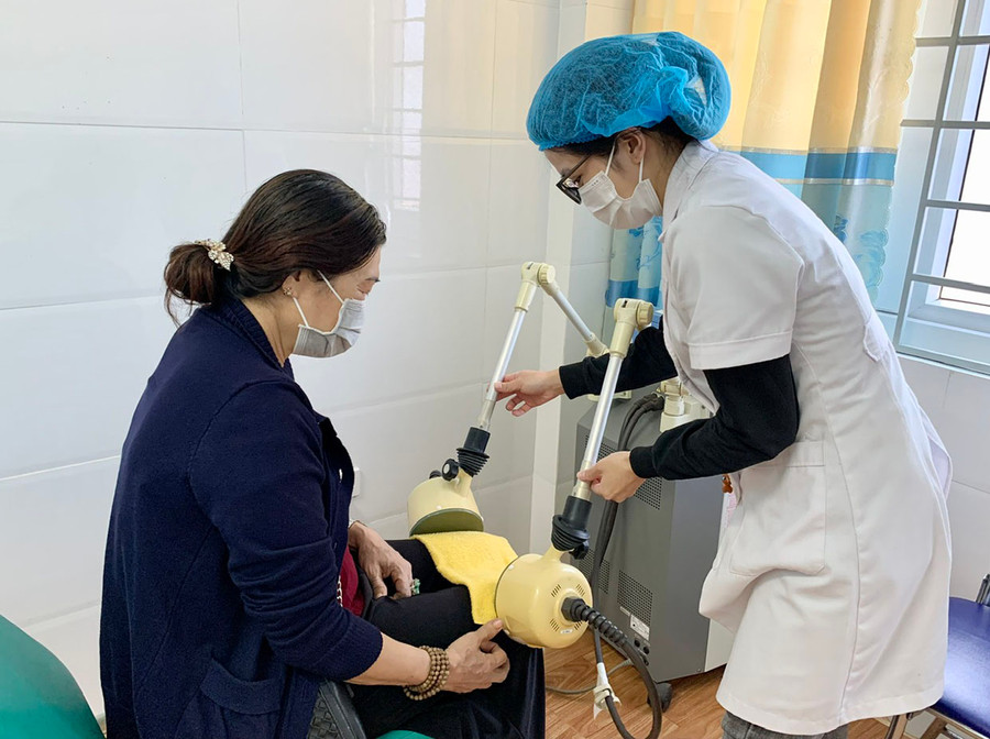 Khoa Y học cổ truyền-Phục hồi chức năng (Trung tâm Y tế huyện Chư Sê) triển khai nhiều kỹ thuật mới nhằm nâng cao chất lượng điều trị cho người bệnh. Ảnh: N.N