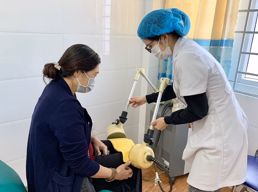 Khoa Y học cổ truyền-Phục hồi chức năng (Trung tâm Y tế huyện Chư Sê) triển khai nhiều kỹ thuật mới nhằm nâng cao chất lượng điều trị cho người bệnh. Ảnh: N.N